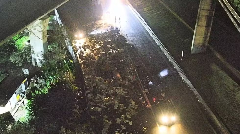 Problema mecânico no eixo do veículo interditou alça de acesso na madrugada desta segunda-feira (25), mas ninguém ficou ferido