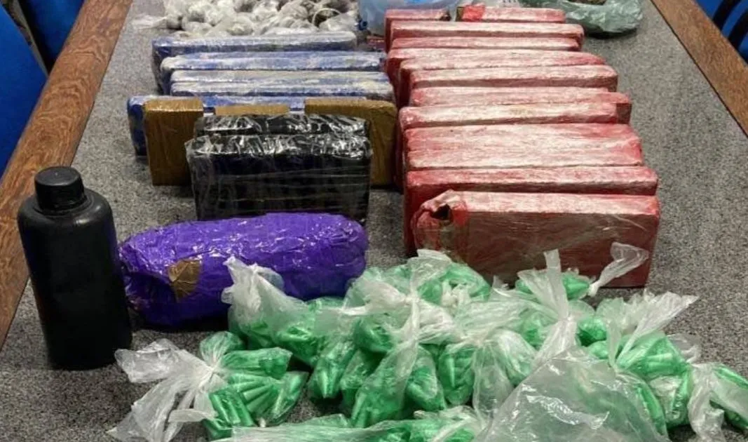Casal é preso por tráfico após polícia encontrar drogas em casa no Jardim Nova República, em Cubatão