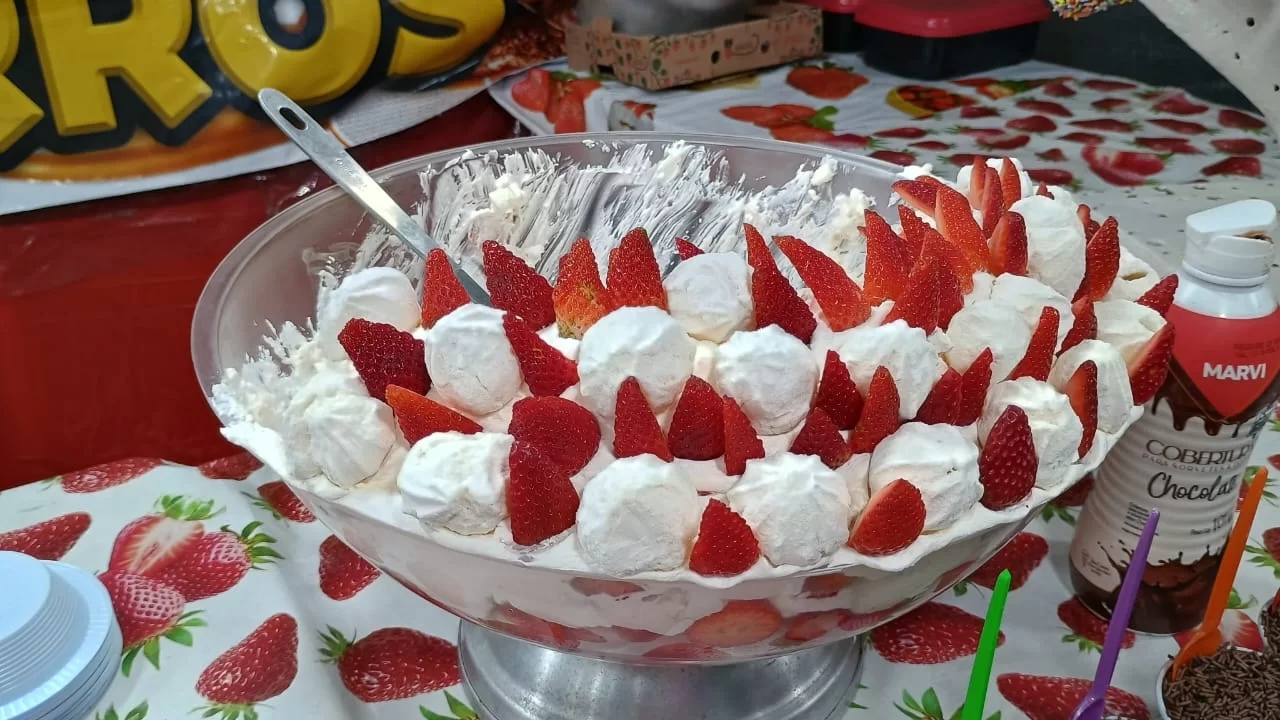 Festival do Morango chega a Cubatão com doces gigantes, burgers e chope artesanal