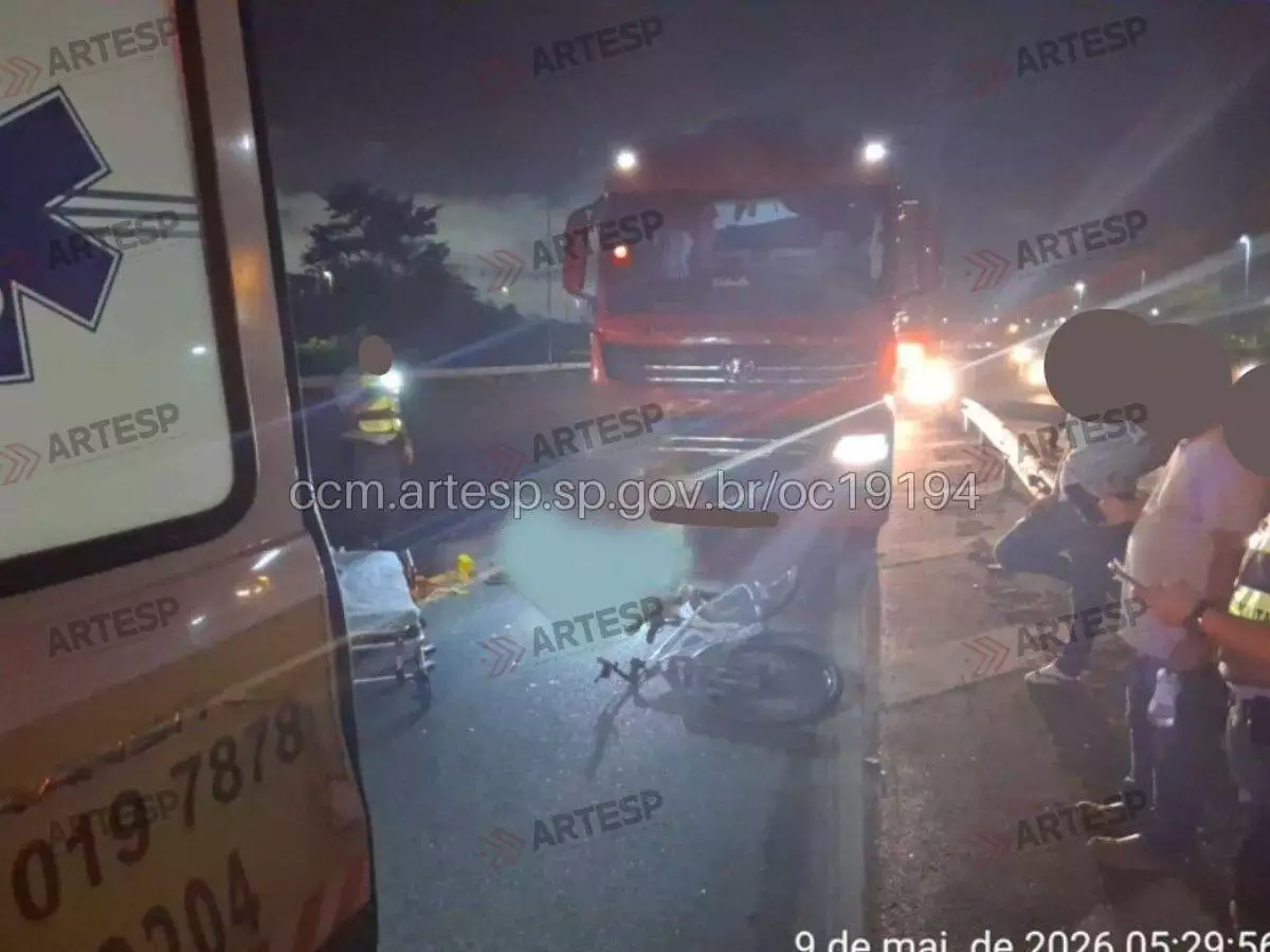 Ciclista fica gravemente ferido após acidente com carreta na Anchieta, em Cubatão