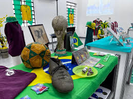 Cubatão entra no clima da Copa com exposição de chuteiras, álbuns e relíquias do futebol