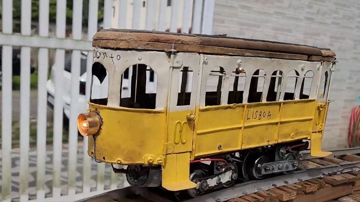 Morador de Cubatão transforma bicicleta em bonde e encanta vizinhos com miniaturas de trem