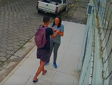 Mulher é assaltada e tem celular roubado no Jardim Casqueiro, em Cubatão
