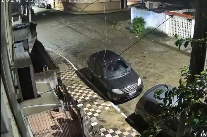 Mulher é rendida por seis criminosos e tem carro roubado em Cubatão