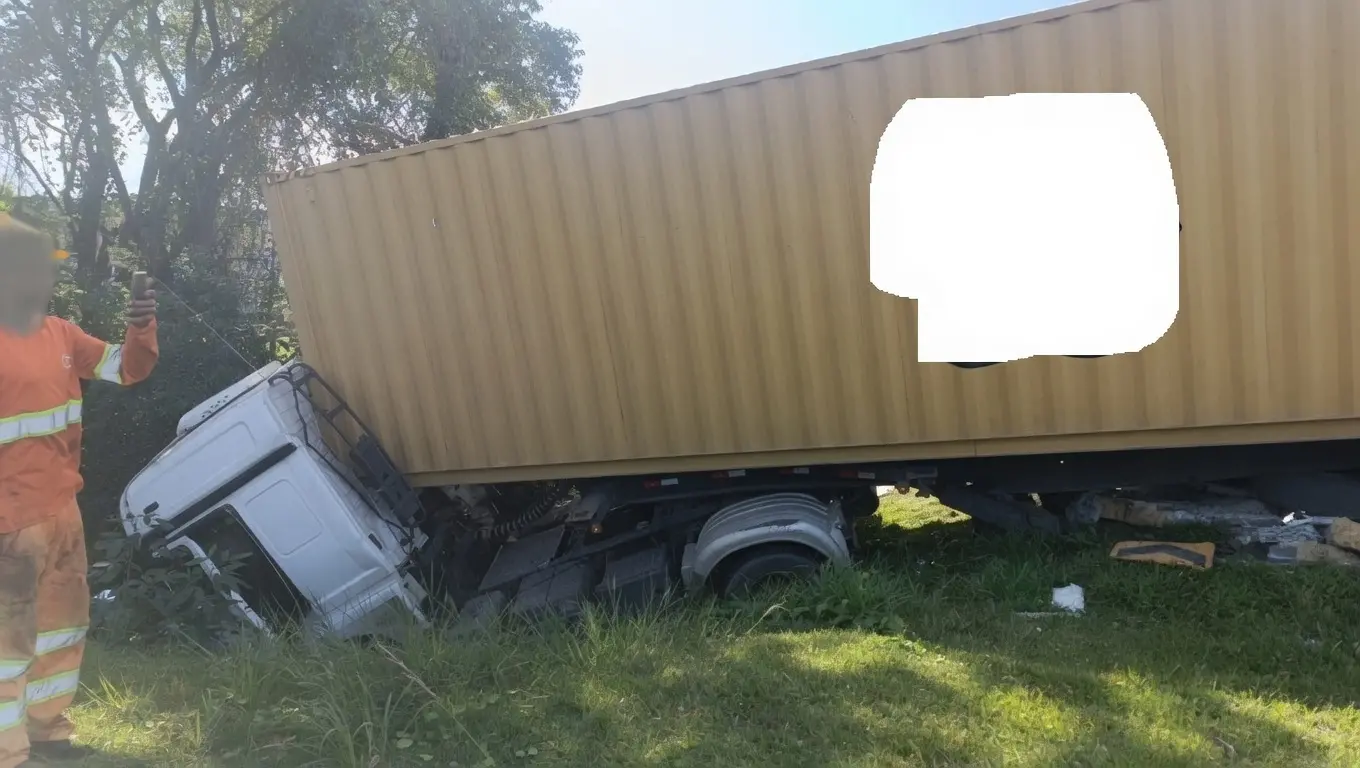 Caminhão bate em mureta e bloqueia alça de acesso a Cubatão na Anchieta