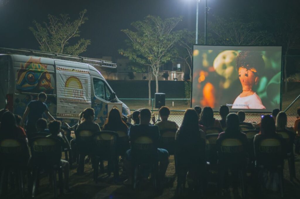 Cinema itinerante movido a energia solar chega em Cubatão com sessões e pipoca de graça