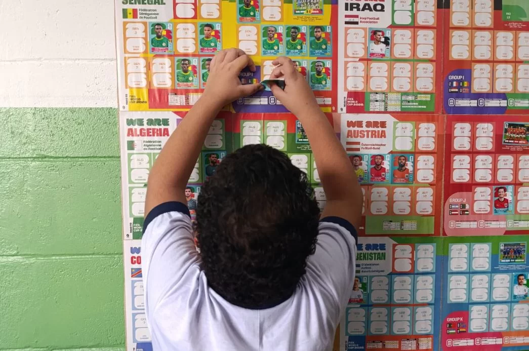 escola de Cubatão cria álbum coletivo da Copa do Mundo e mobiliza quase 500 alunos