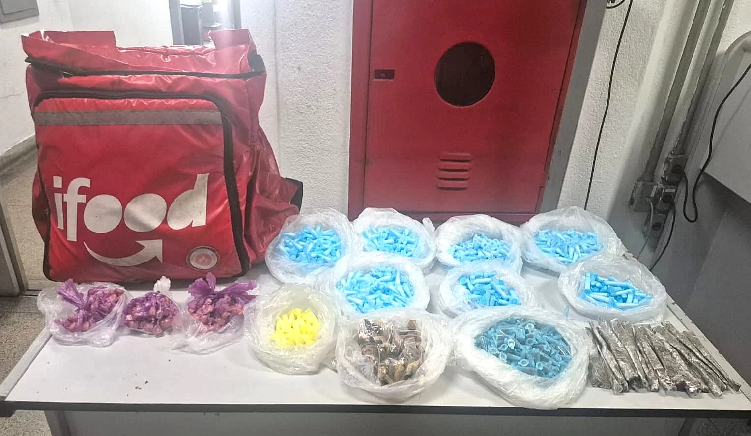 Falso entregador é preso com mais de 2 kg de drogas em Cubatão