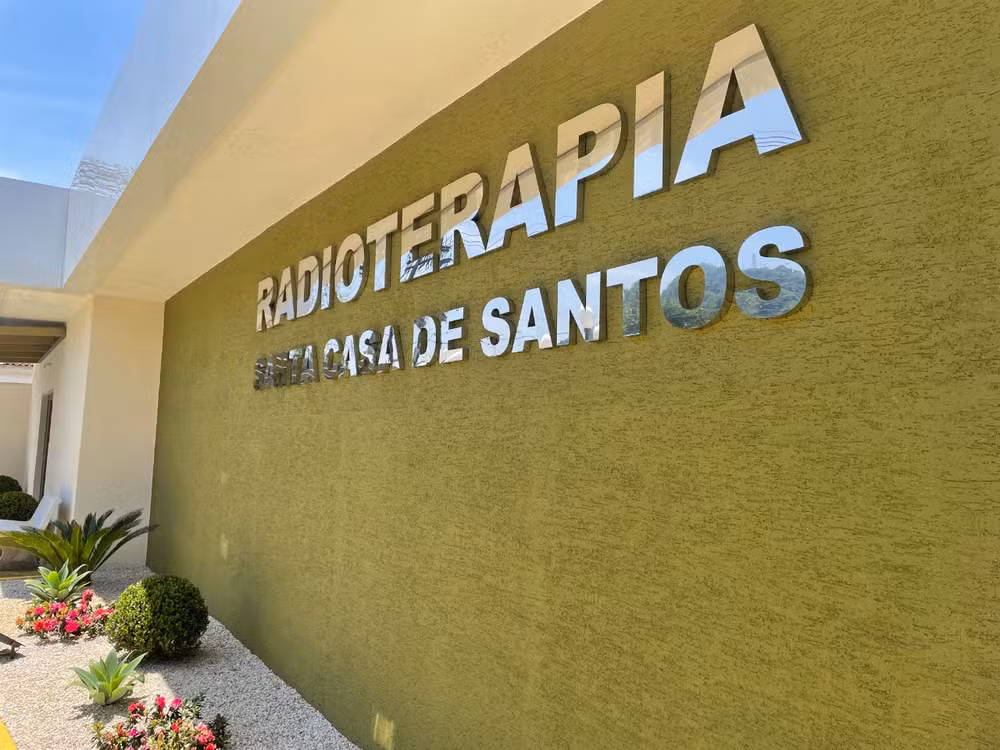 Novo equipamento amplia capacidade de radioterapia na Santa Casa de Santos