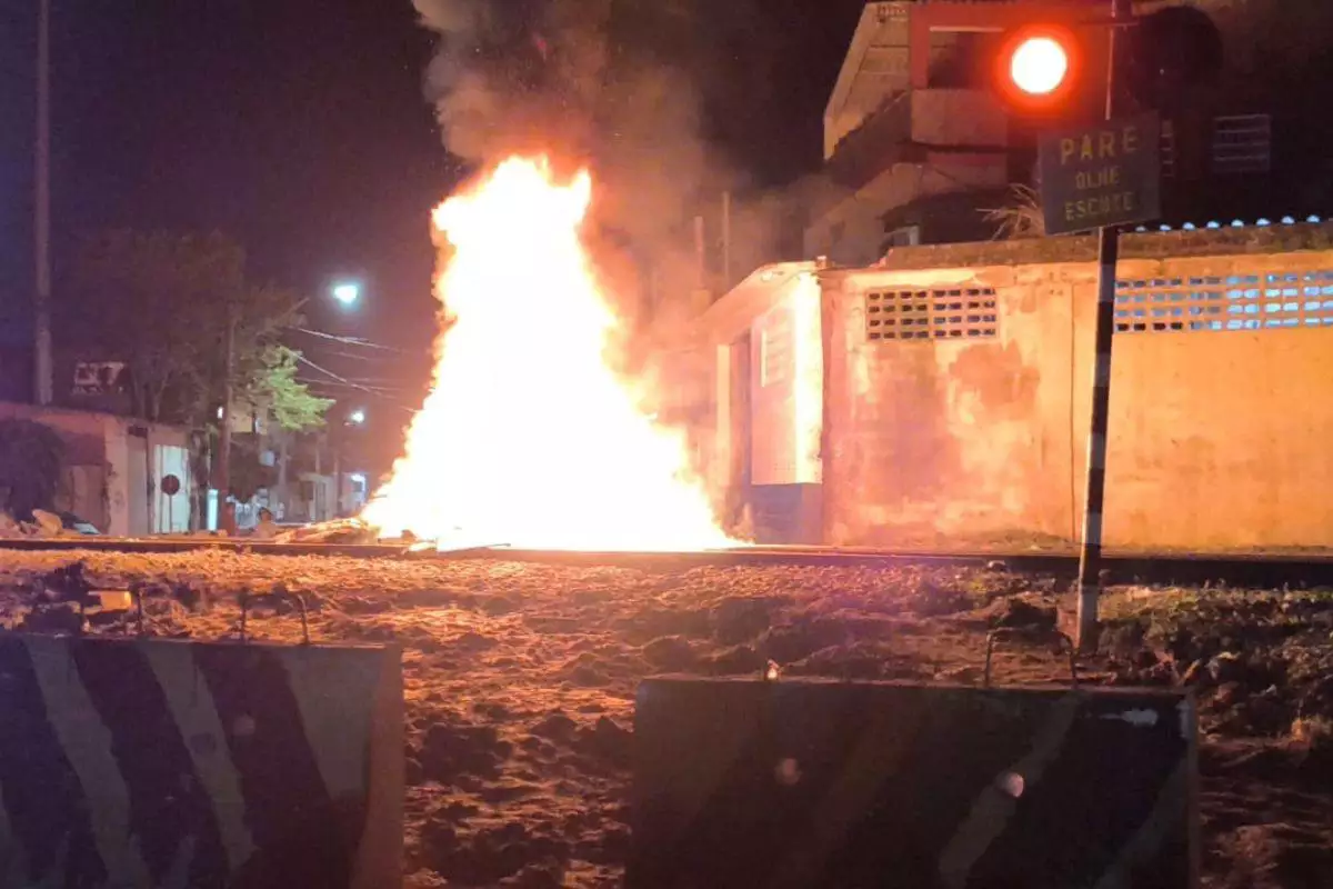 Moradores protestam após fechamento de acesso e ateiam fogo em linha férrea de Cubatão