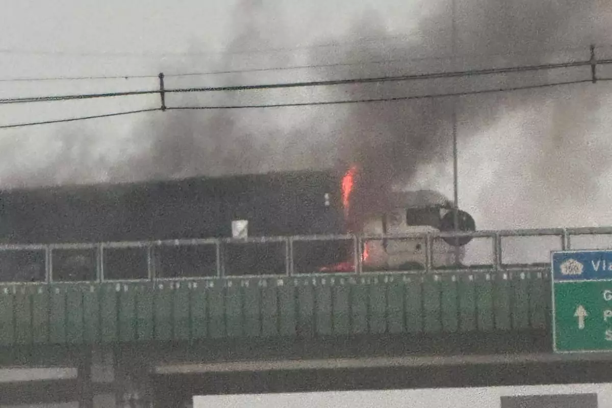 Carreta com açúcar pega fogo na Anchieta, em Cubatão