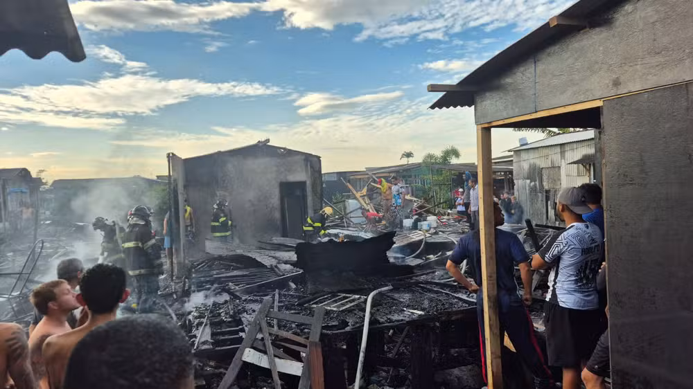 Fogo atinge comunidade e destrói casas em Cubatão na manhã deste sábado