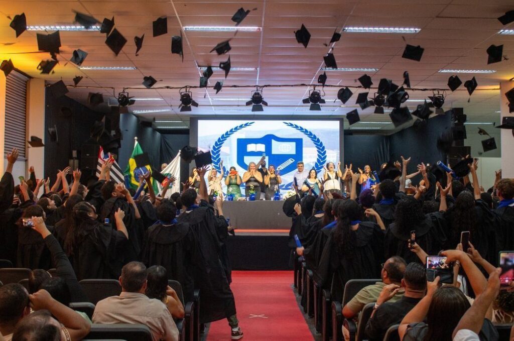 Alunos da EJA de Cubatão realizam sonho da formatura nesta sexta-feira