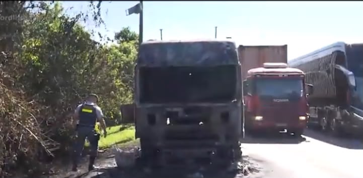 Carreta é destruída por incêndio próximo à Vila Natal, em Cubatão
