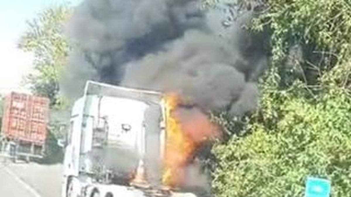 Caminhão pega fogo na Anchieta e deixa trânsito lento em Cubatão