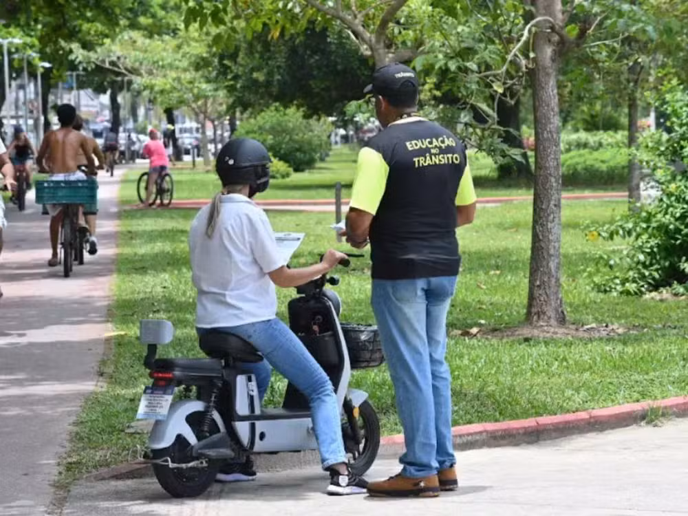 Santos propõe reforço na fiscalização de bicicletas elétricas e ciclomotores após aumento de acidentes