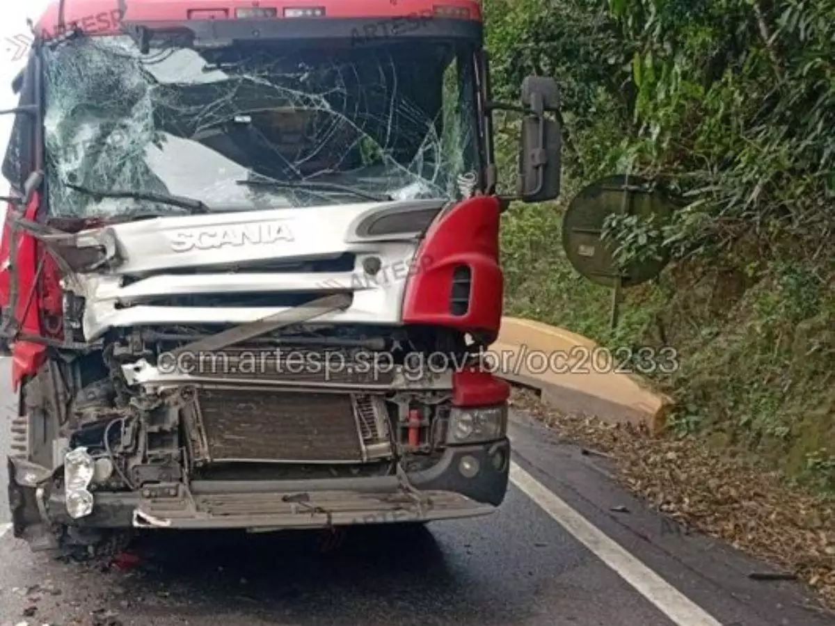 Colisão entre duas carretas interdita a Rodovia Anchieta em Cubatão