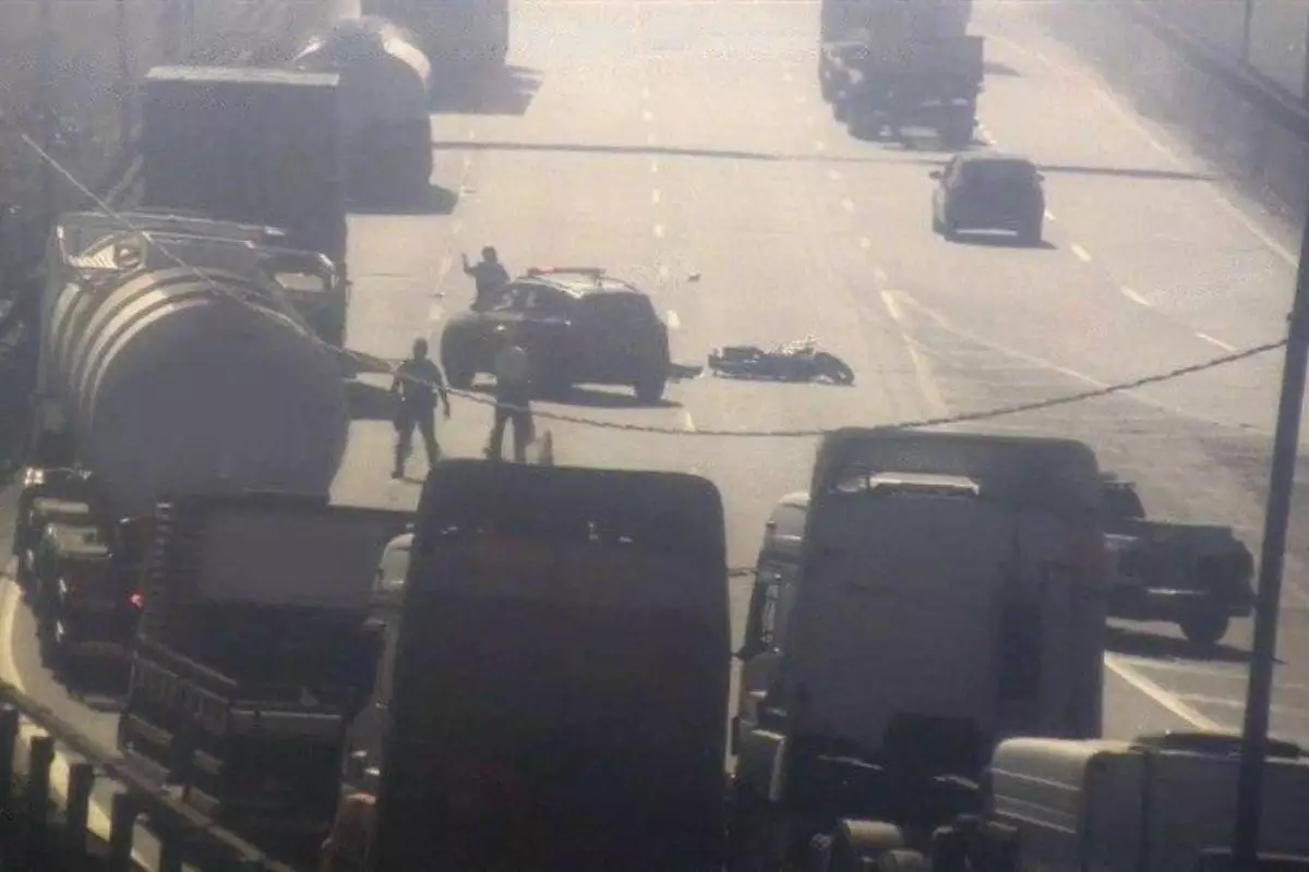 Motociclista morre em acidente com carreta na Cônego Domênico Rangoni, em Cubatão