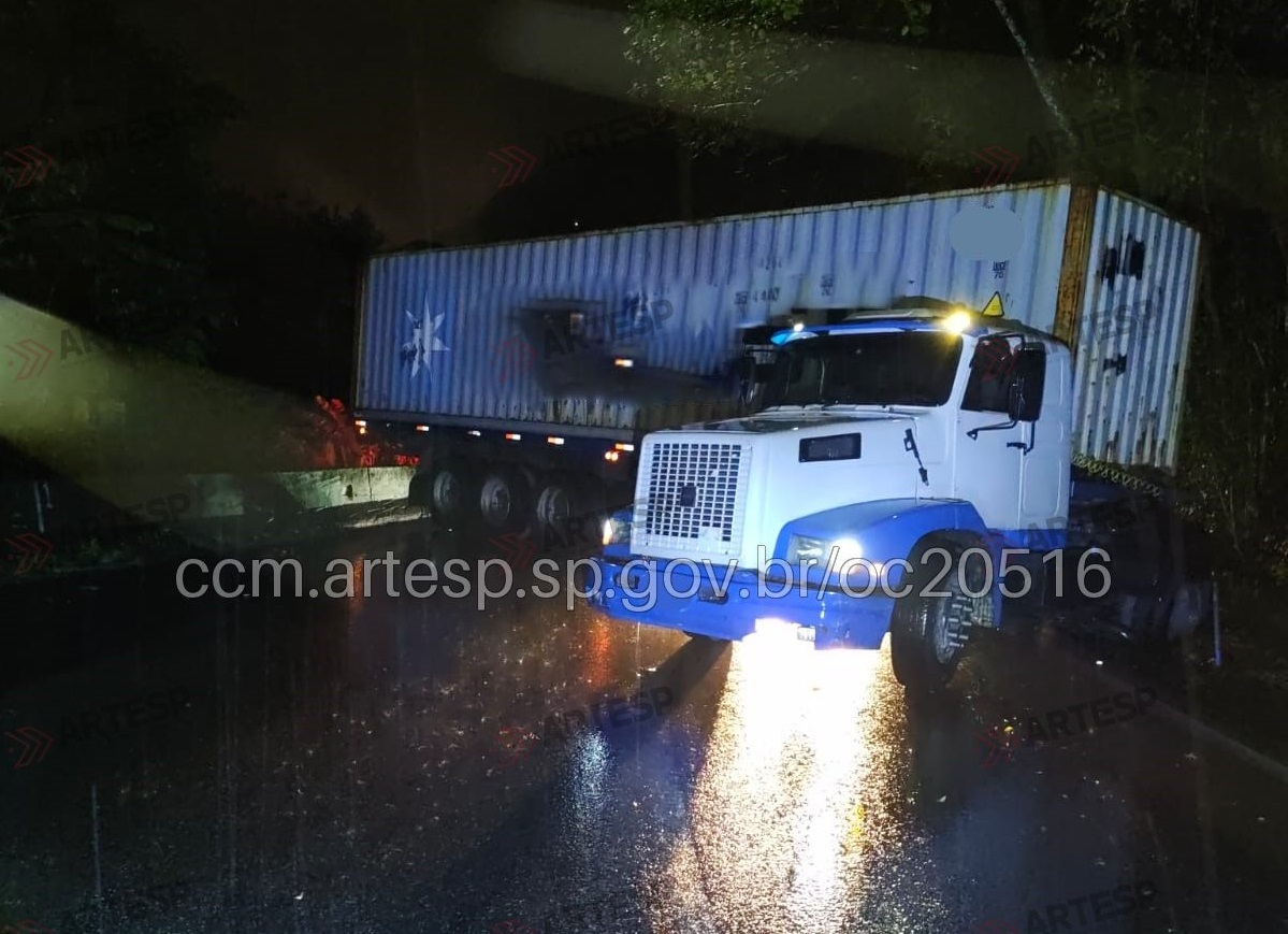 Carreta perde força em subida, desce de ré e fica em “L” na Anchieta, em Cubatão