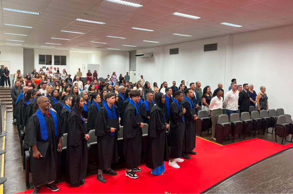 Formatura marca conquista de 50 alunos da EJA em Cubatão