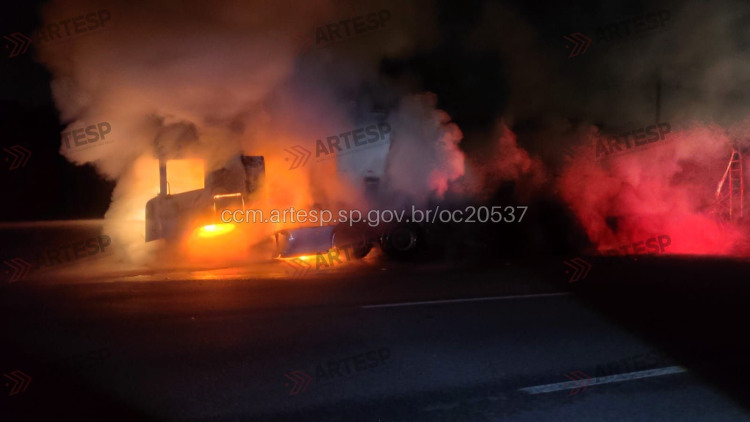Carreta carregada com trigo pega fogo e interdita Rodovia dos Imigrantes em Cubatão