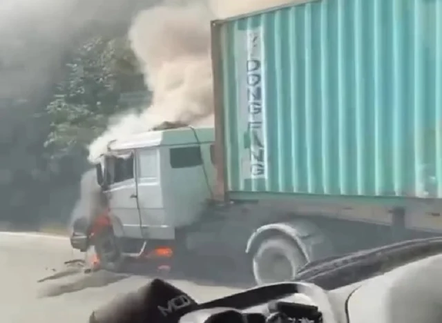 Caminhão pega fogo e interdita faixas da Cônego Domênico Rangoni em Cubatão