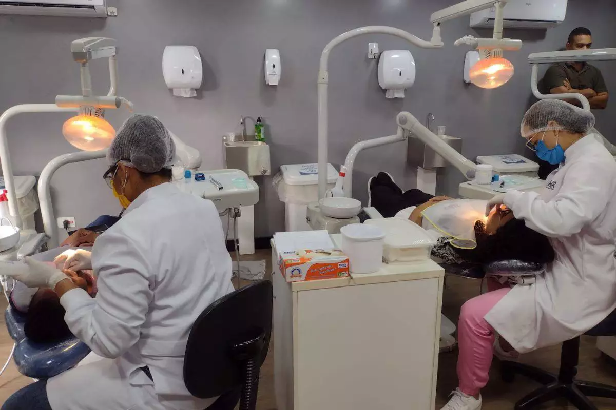 Carreta oferece serviços odontológicos gratuitos em Cubatão