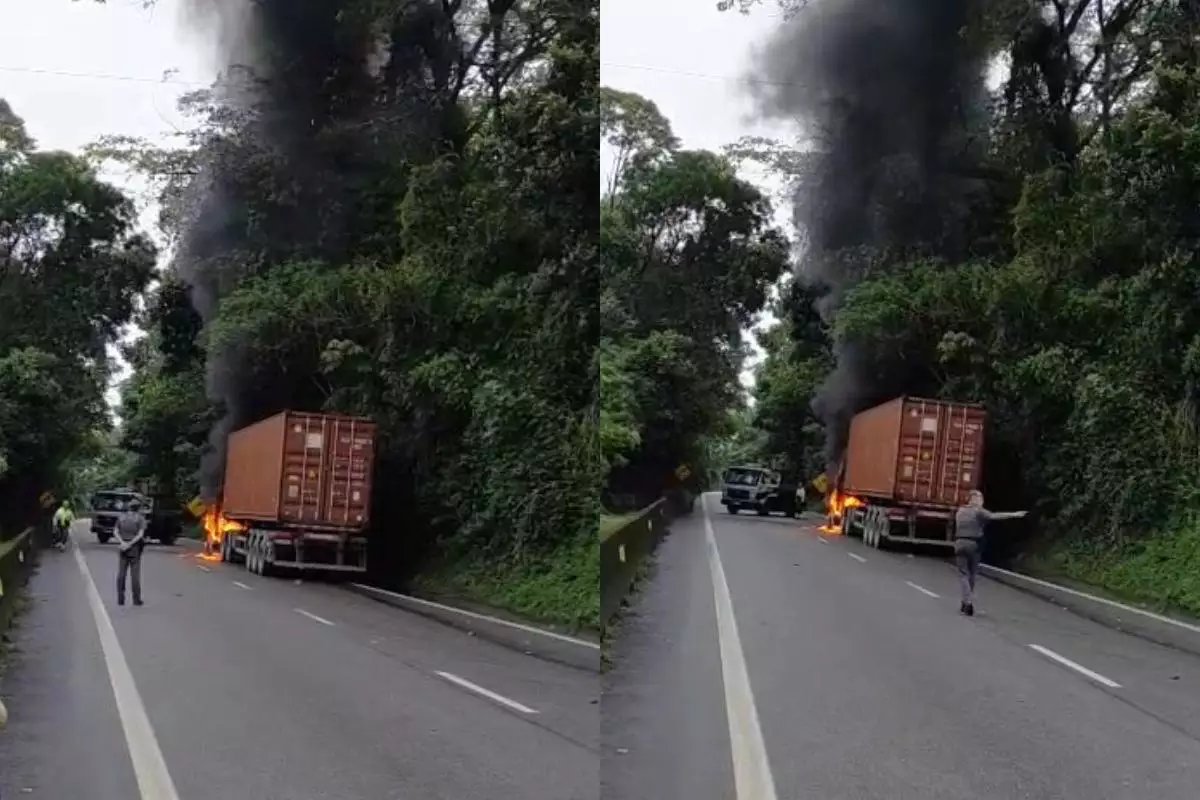 Carreta carregada com resina pega fogo e interdita trecho da Anchieta em Cubatão