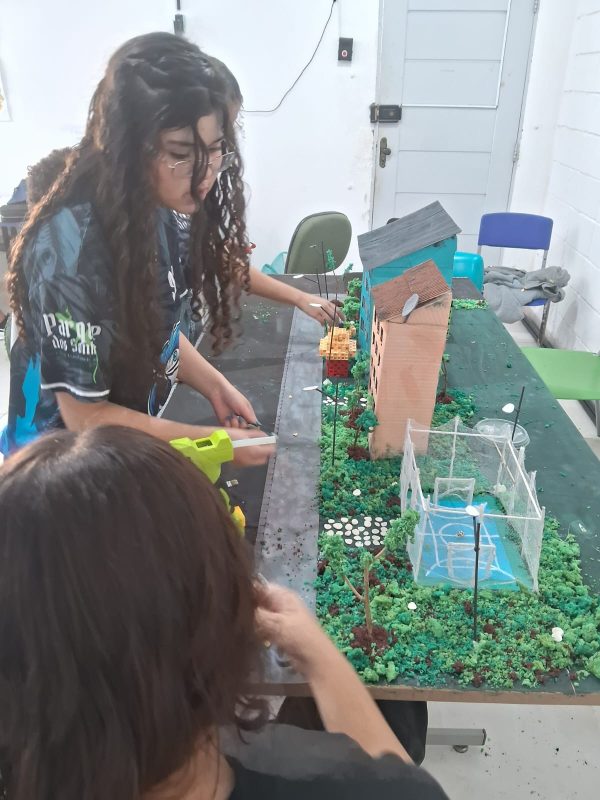 Alunos da Escola Parque dos Sonhos aprendem aplicações práticas da robótica