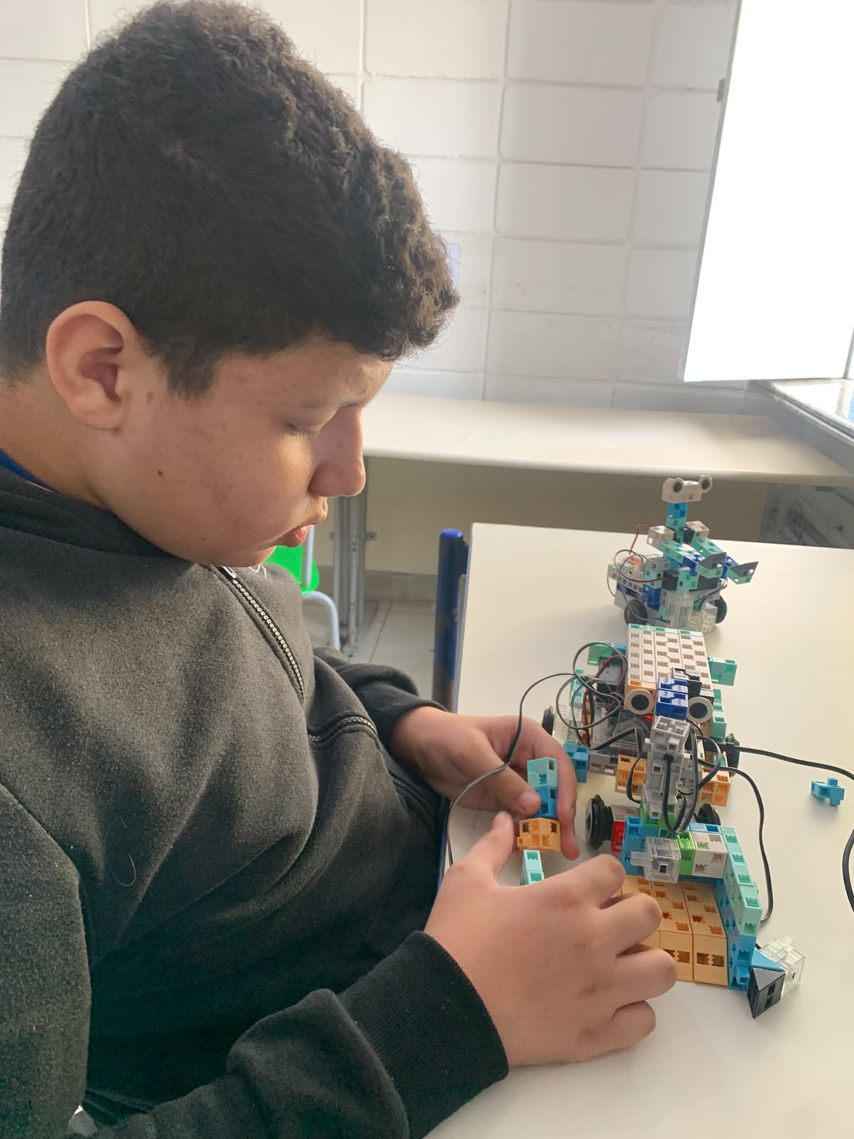 Alunos da Escola Parque dos Sonhos, em Cubatão, preparam-se para o Mundial de Robótica no Japão