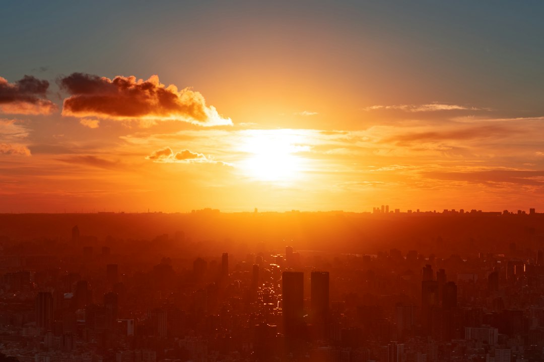 Sol forte sobre área urbana em imagem ilustrativa de onda de calor. Foto: Timo Volz/Unsplash