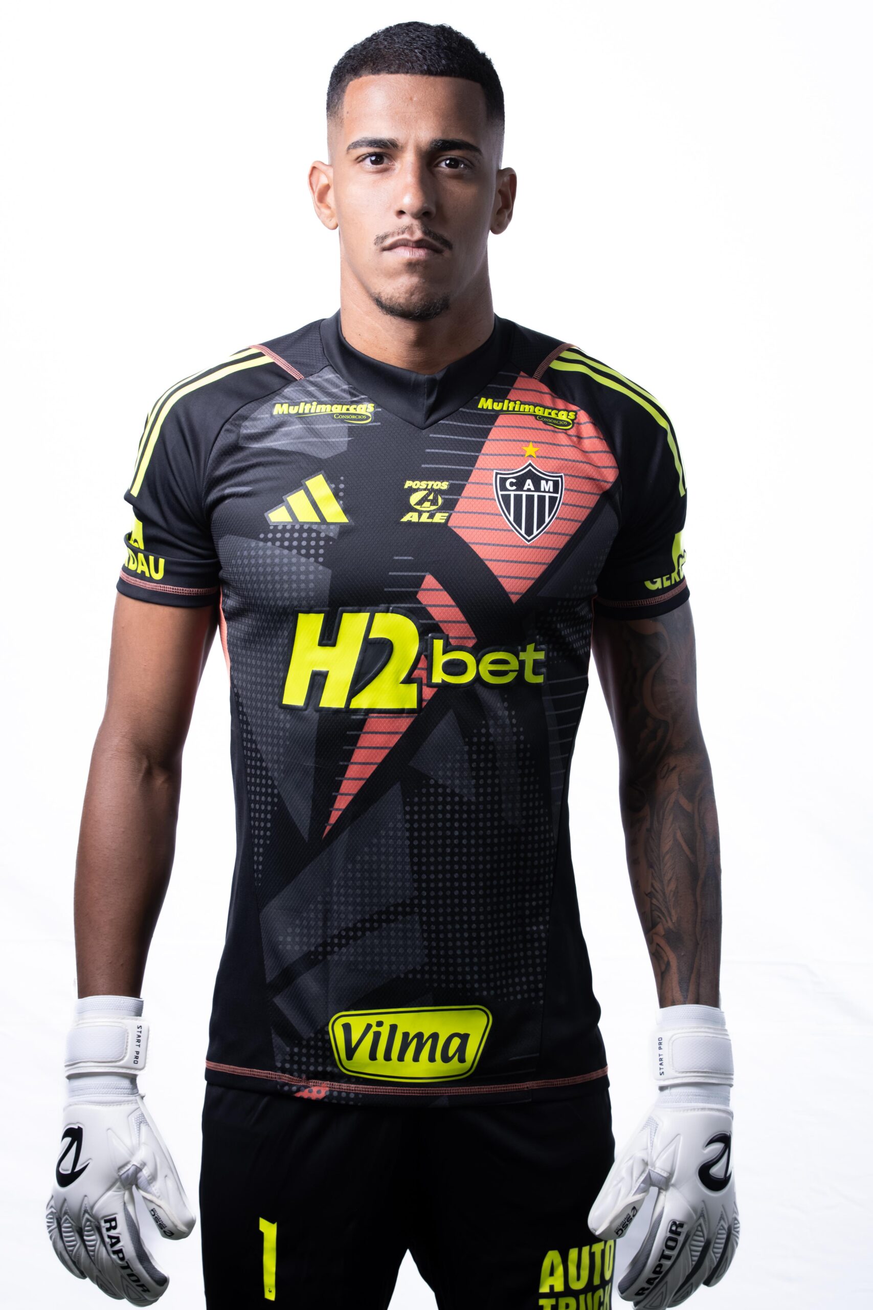 Goleiro Gabriel Delfim com uniforme do Atlético-MG