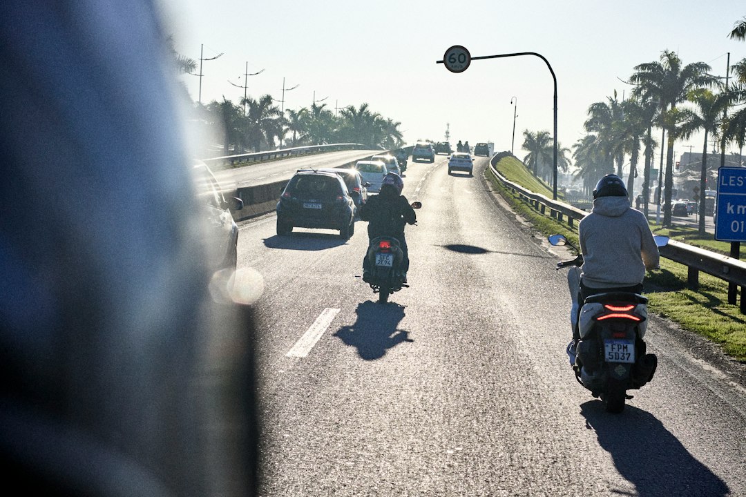 Motociclistas trafegando em rodovia, imagem ilustrativa. Foto: Juan Pablo/Unsplash