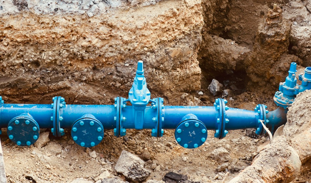 Tubulação em obra de infraestrutura. Foto: Rose Galloway Green/Unsplash