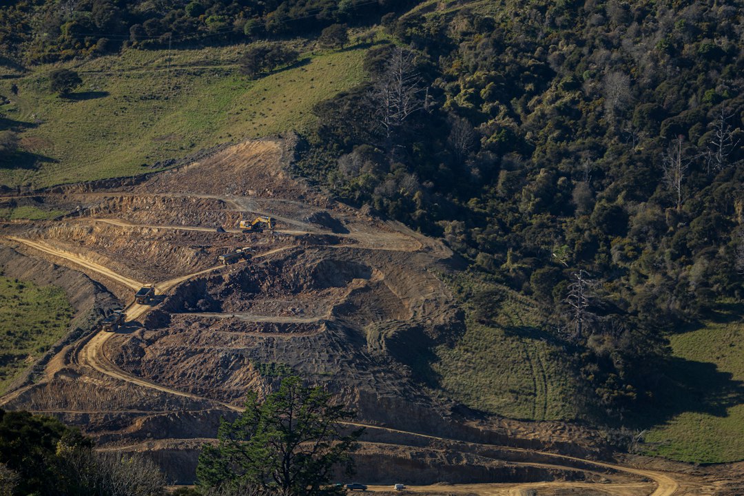 Obras viárias em área de encosta, imagem ilustrativa