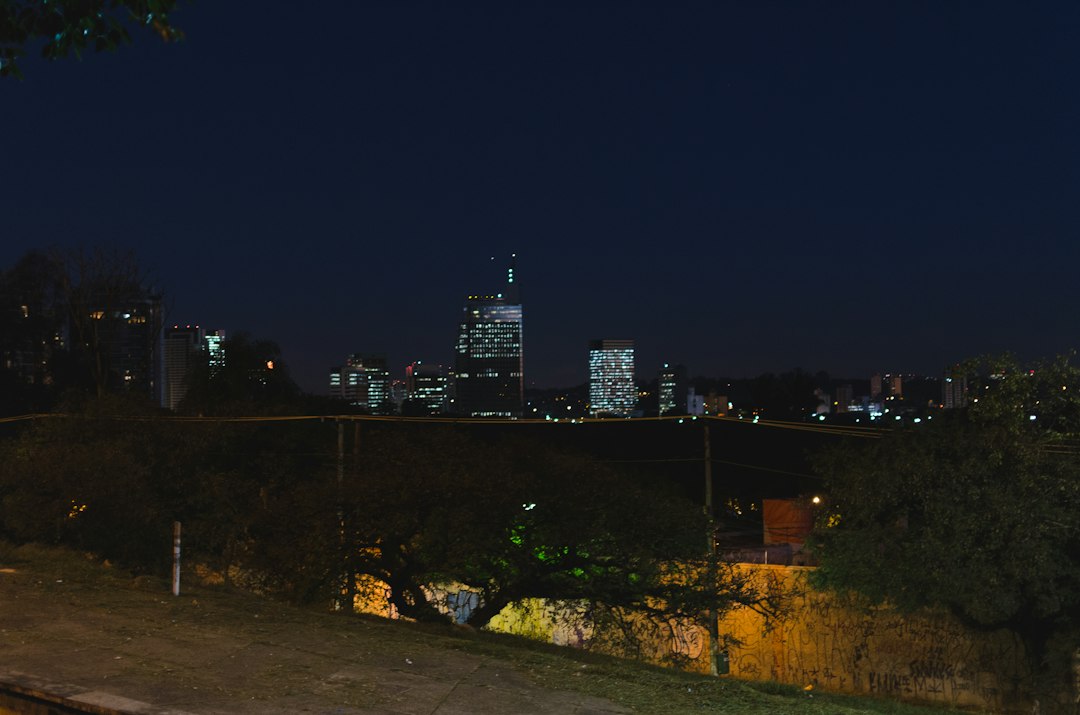 Imagem ilustrativa de ambiente urbano. Foto: Lucas Marcomini/Unsplash