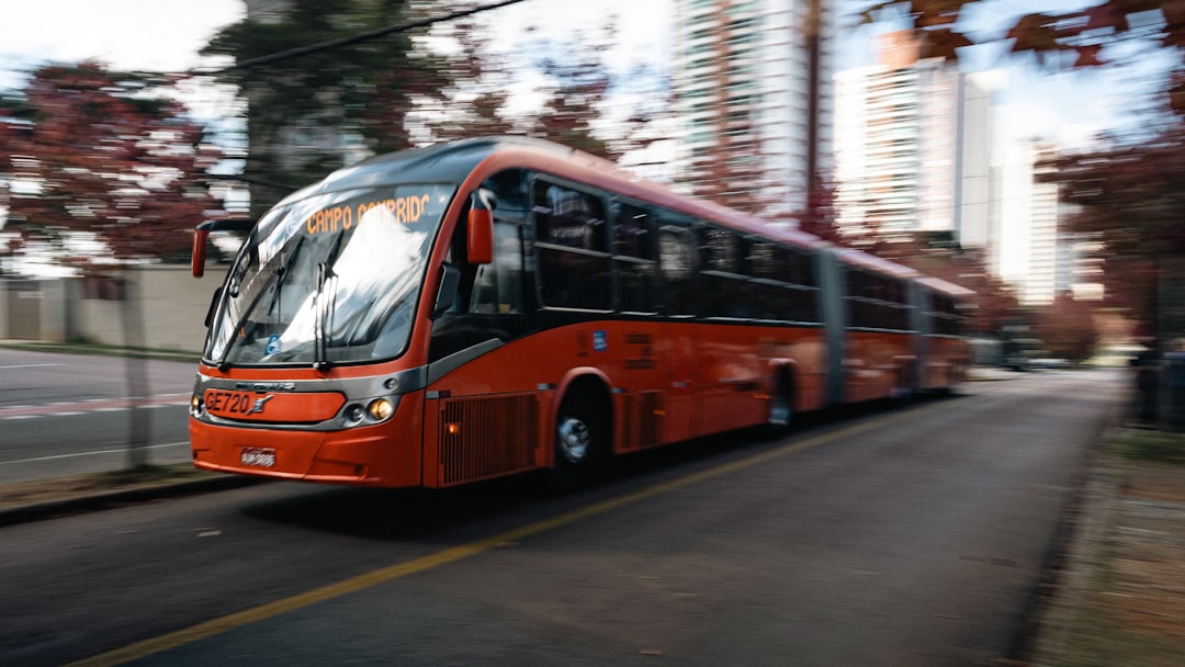 Ônibus urbano em circulação, imagem ilustrativa