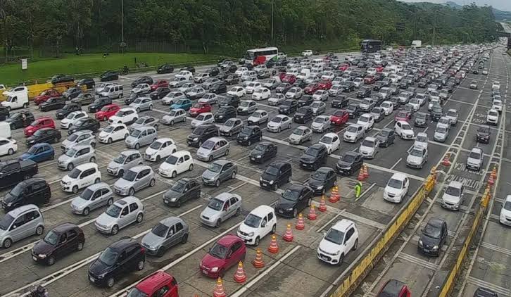 Feriado deve levar até 330 mil veículos às rodovias que passam por Cubatão