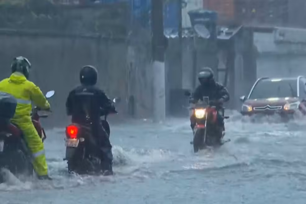 Cubatão registra 55,6 mm de chuva, tem alagamentos e reflexos na Anchieta