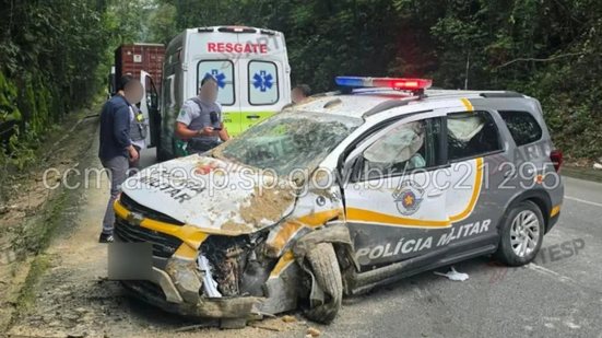 Viatura da Polícia Militar Rodoviária danificada após acidente na Serrinha da Cônego Domênico Rangoni em 8 de outubro de 2026