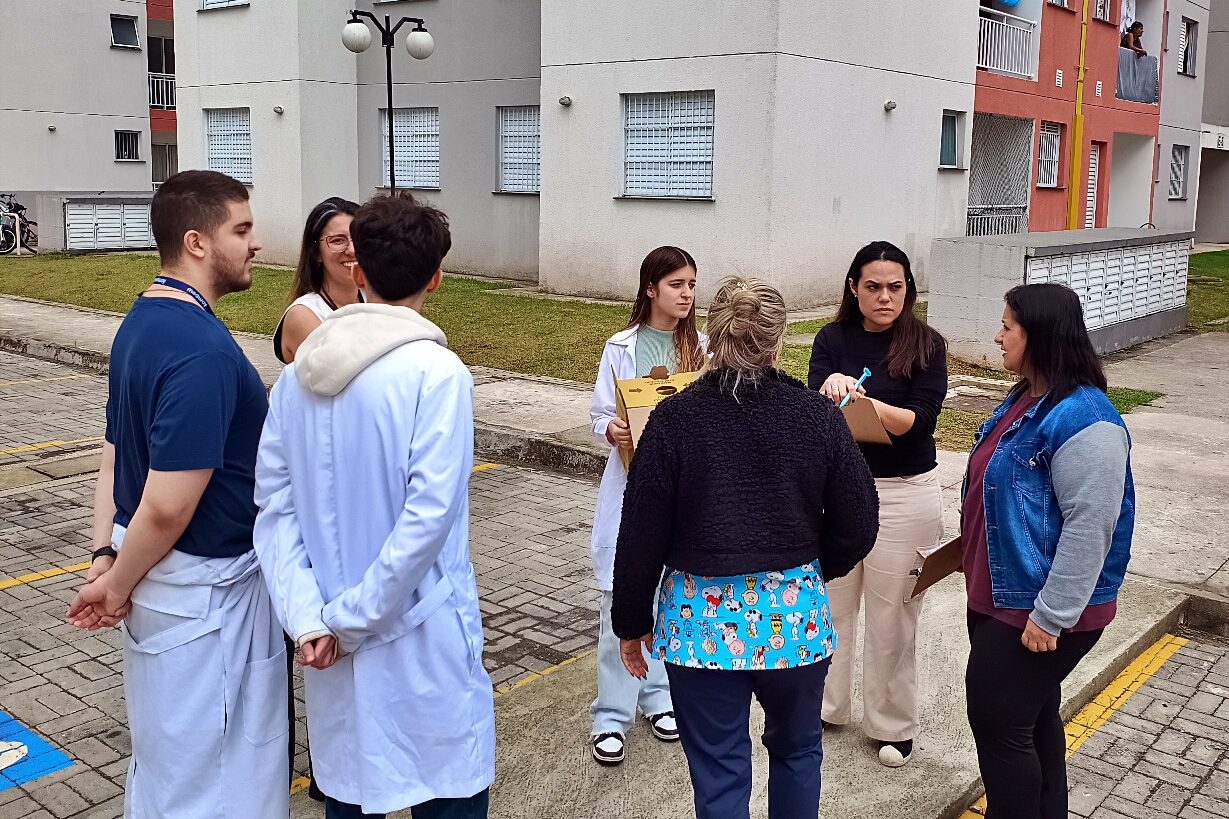 Profissionais de saúde conversam com moradores da Ilha Caraguatá em Cubatão. Foto: SBCD