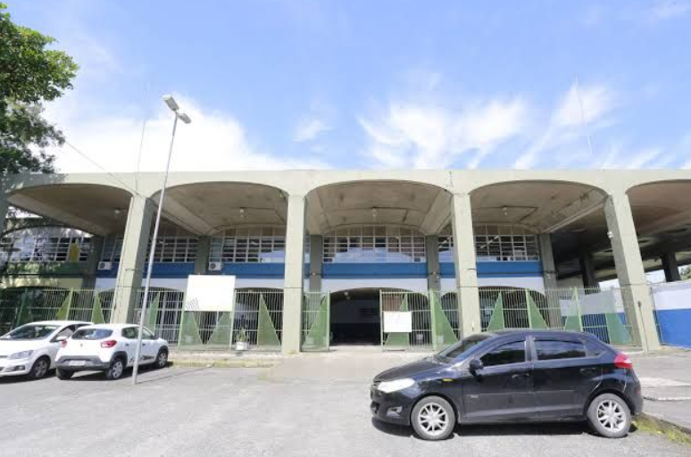 Fachada da Escola Municipal 1º de Maio, em Guarujá