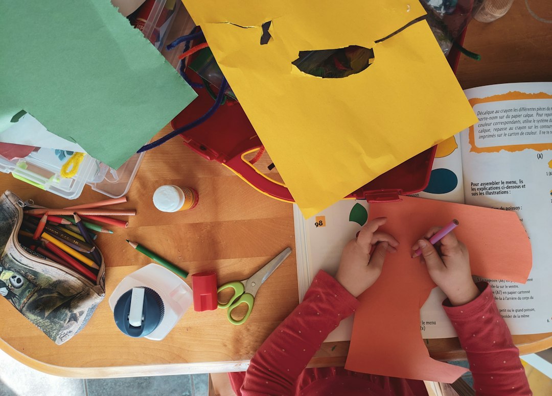 Criança participa de atividade de artes e customização; oficina gratuita no Litoral Plaza