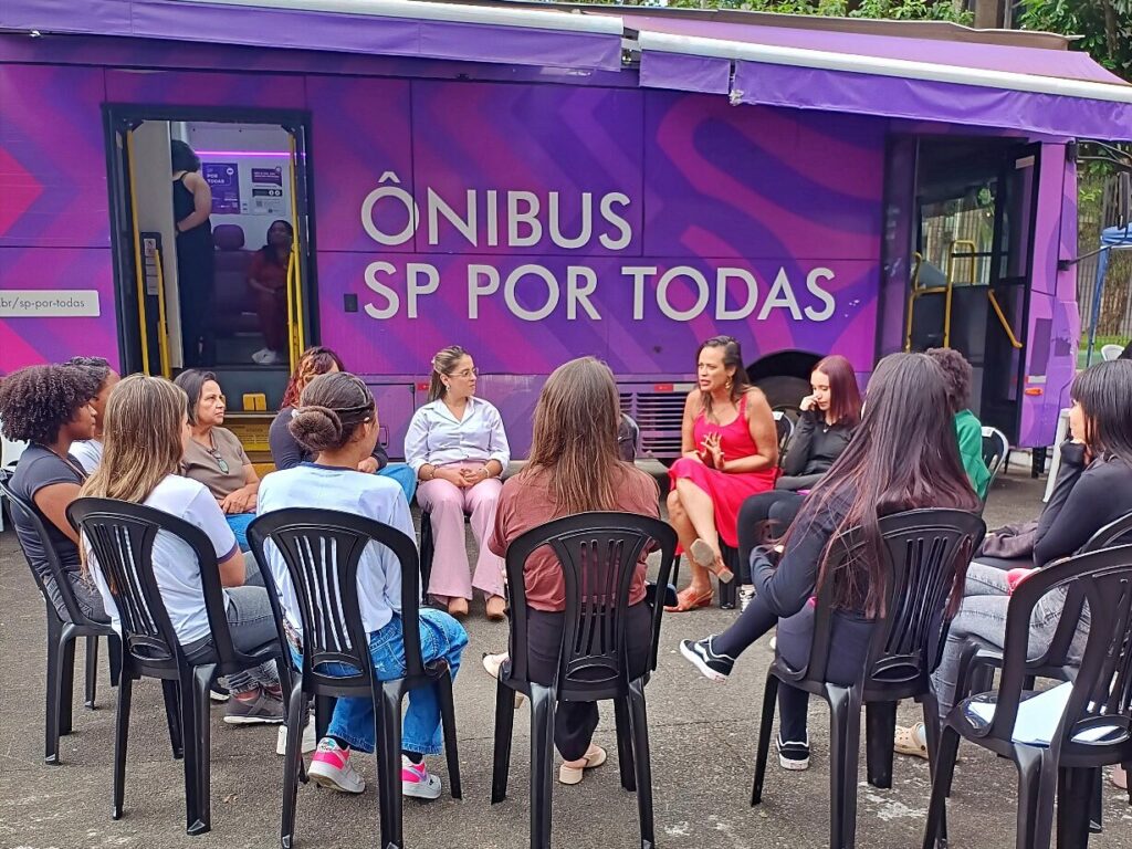 Mulheres participam de roda de conversa diante do Ônibus SP Por Todas em Cubatão. Foto: SBCD